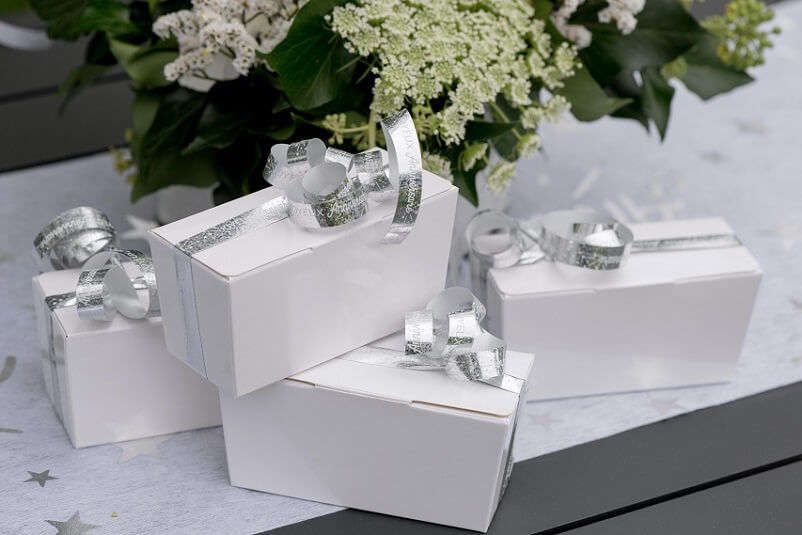 Confection de ballotin de chocolat joyeux anniversaire argent