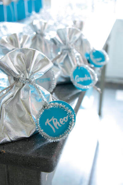 Confection de dragee argent et bleu