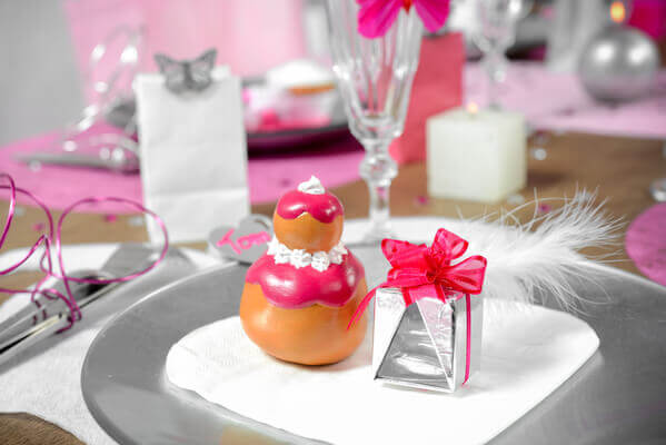 Confection de dragee avec noeud fuchsia