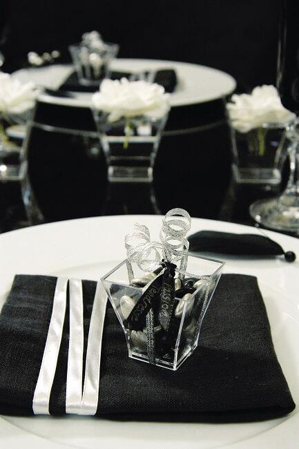 Confection de dragee avec ruban metallique argent