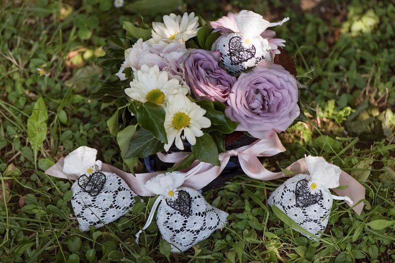 Confection de dragee fleur blanc et noir