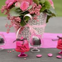 Confection de dragee noir et fuchsia