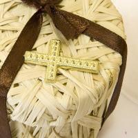 Confection de dragees communion avec croix doree