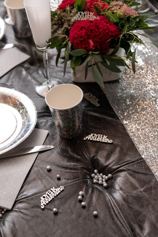 Confettis de table en bois joyeux anniversaire argent metallique