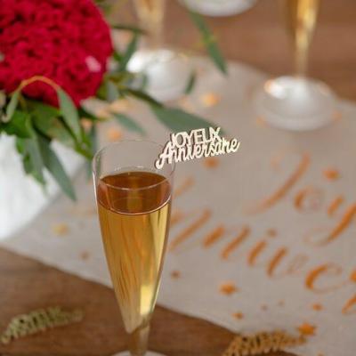 Decoration avec confettis de table en bois joyeux anniversaire dore