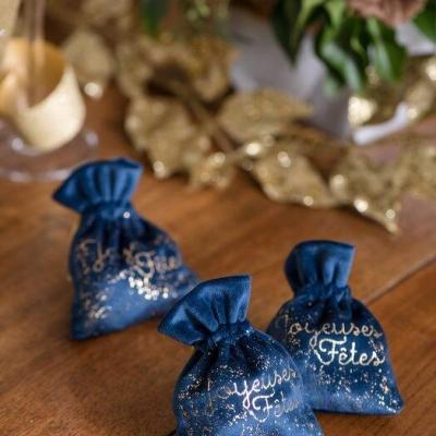 Ballotin de chocolat avec sachet tissu bleu marine et or joyeuses fetes
