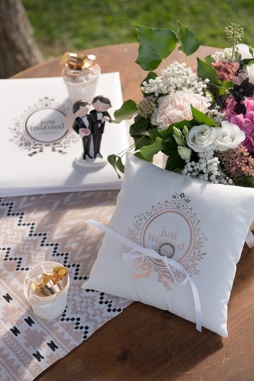 Coussin a alliance mariage just married blanc et rose gold metallique