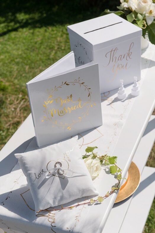 Coussin a alliance mariage or et blanc