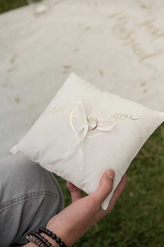 Coussin a alliance or et blanc mariage