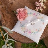 Coussin a alliances mariage avec fleurs decoratives