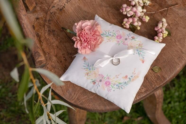 Coussin a alliances mariage avec fleurs decoratives
