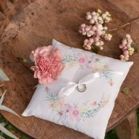 Coussin a alliances mariage et fleurs decoratives