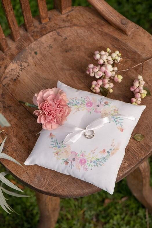 Coussin a alliances mariage et fleurs decoratives
