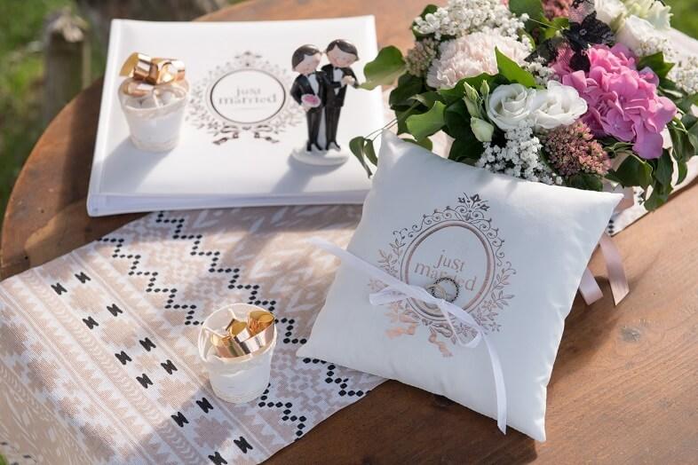 Coussin decoratif mariage just married blanc et rose gold