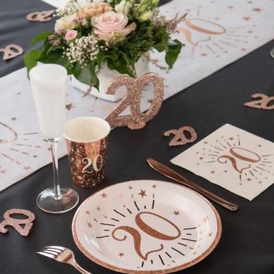 Decoration de table anniversaire 20ans avec serviette blanc et rose gold