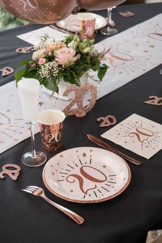 Decoration anniversaire 20ans avec serviette de table blanche et rose gold