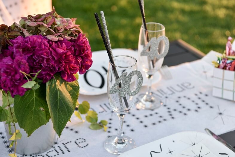 Decoration anniversaire 40ans avec confettis de table
