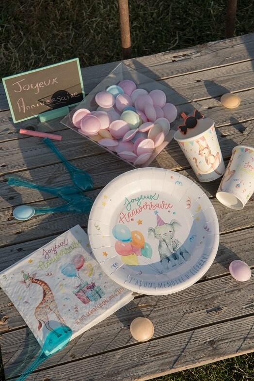 Decoration anniversaire enfant avec gobelet zoo en carton multicolore