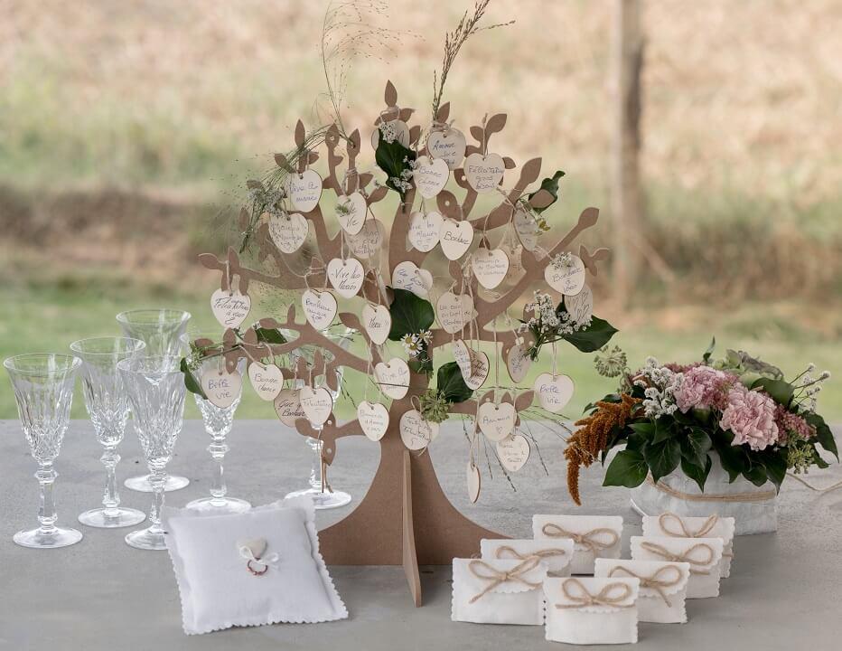 Decoration arbre a voeux et 50 coeurs en bois