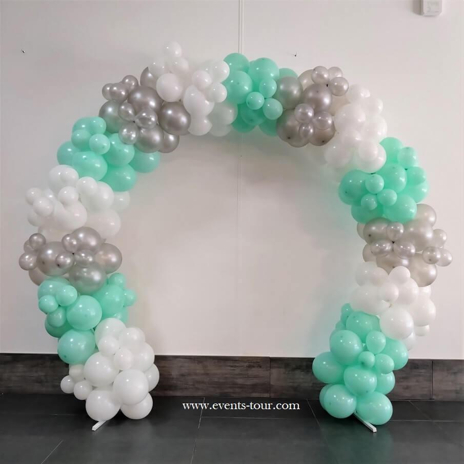 Decoration arche ronde ballon organique blanc vert argent