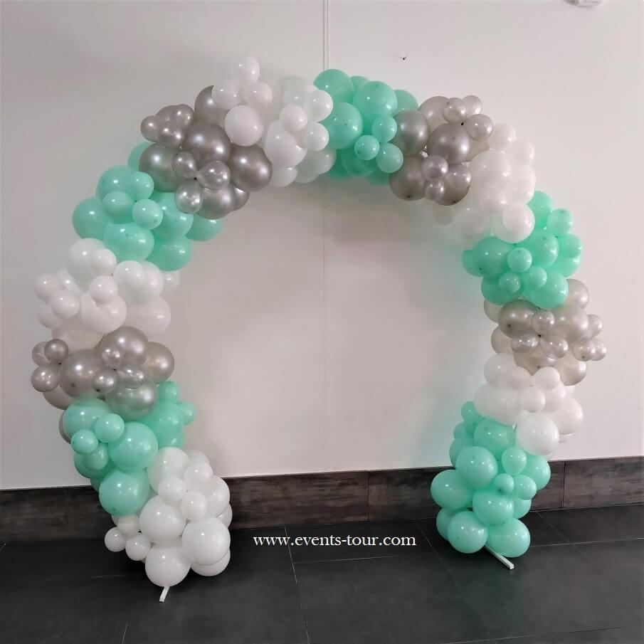 Decoration arche ronde ballons organique blanc vert argent