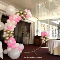 Decoration arche ronde cercle rose dore or metallique blanc salon pre fleurie arras