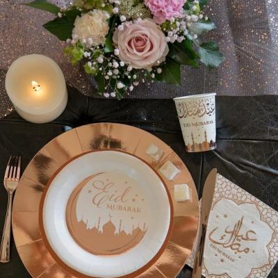Decoration de table avec assiette eid mubarak blanche et rose gold