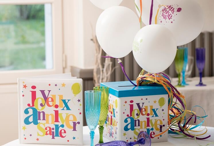 Decoration avec bobine de raphia en papier bleu turquoise