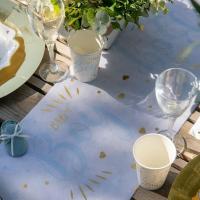 Decoration avec chemin de table baby shower blanc bleu et or