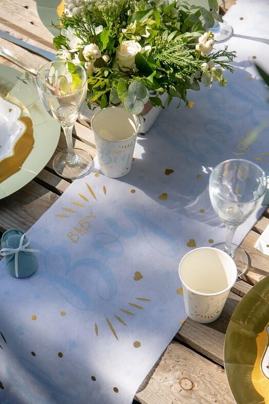 Decoration avec chemin de table baby shower blanc bleu et or