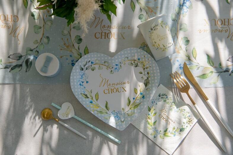 Decoration avec chemin de table baby shower bleu ciel garcon