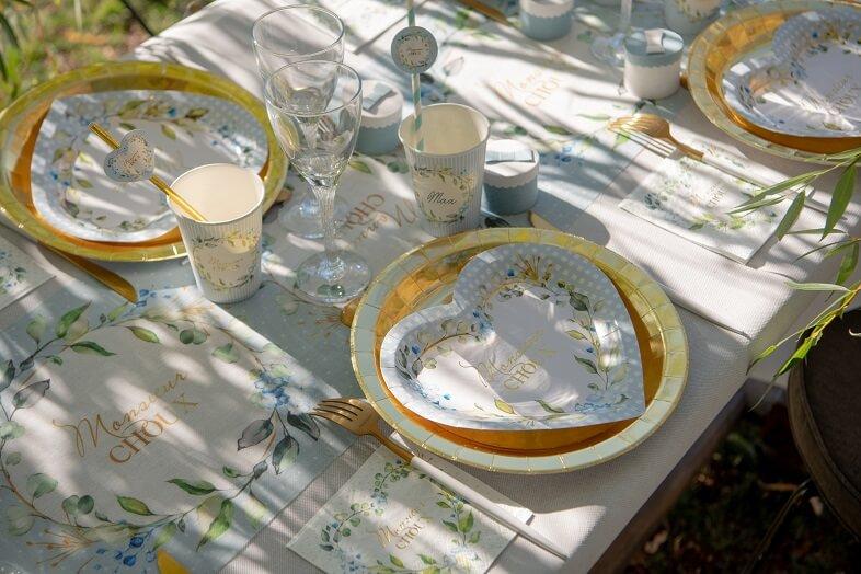 Decoration avec chemin de table baby shower garcon bleu ciel