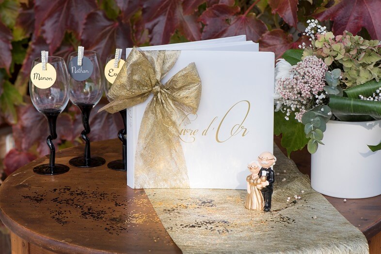 Decoration avec chemin de table dore metallise