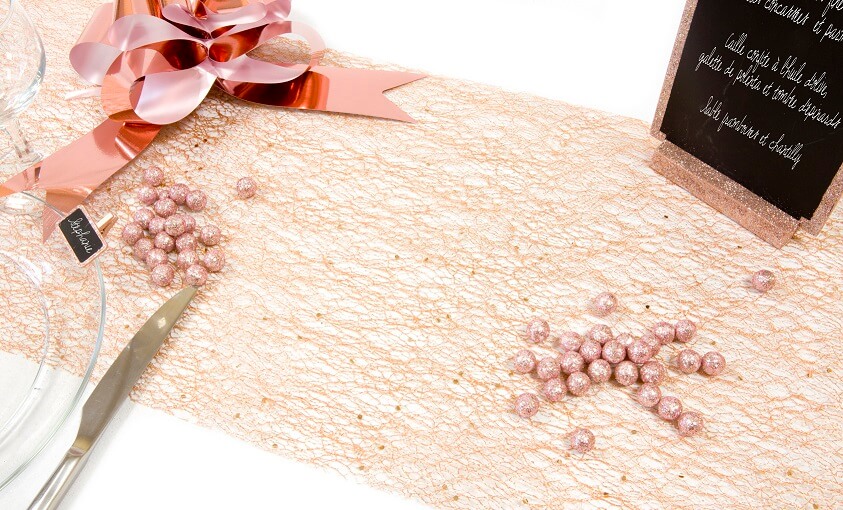 Decoration avec chemin de table en tulle rose gold