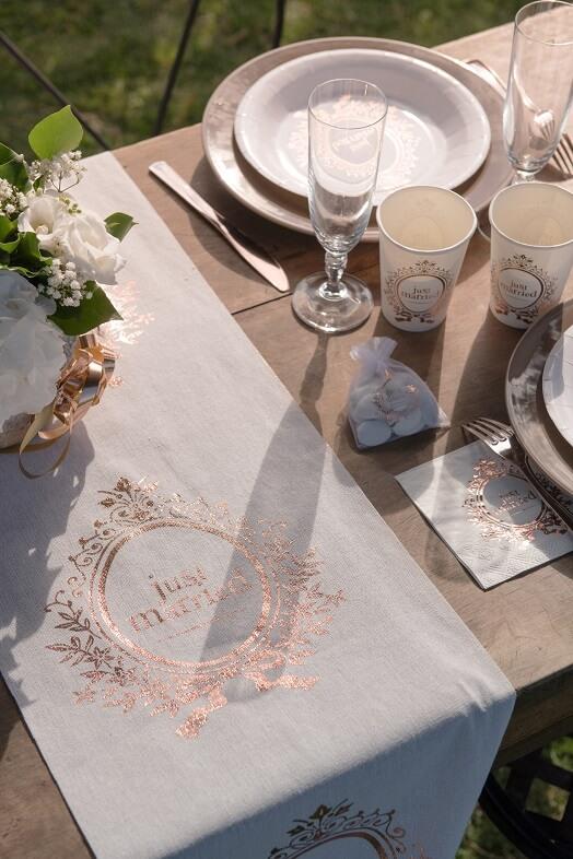 Decoration avec chemin de table mariage just married rose gold