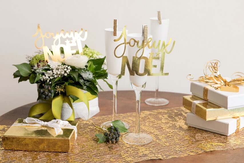 Decoration avec chemin de table or brillant