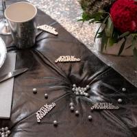 Decoration avec confettis de table en bois joyeux anniversaire argente
