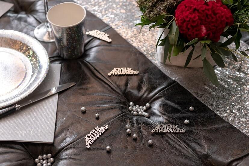 Decoration avec confettis de table en bois joyeux anniversaire argente
