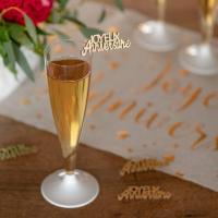 Decoration avec confettis de table en bois joyeux anniversaire dore