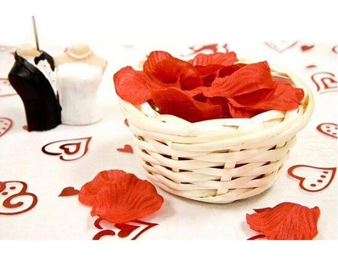 Decoration avec contenant panier en osier