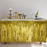 Decoration avec jupon de table a frange or metallise
