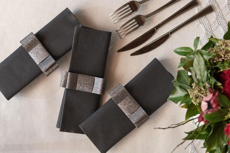 Decoration avec serviette de table airlaid noire