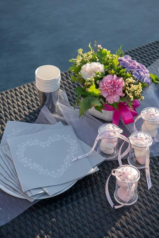 Decoration avec serviette de table coeur argente