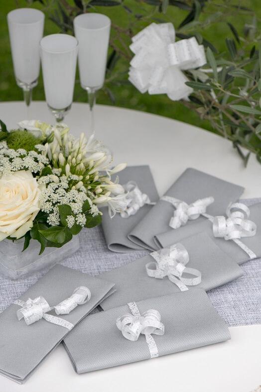Decoration avec serviette de table gris perle