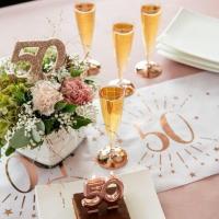 Decoration avec serviette et chemin de table anniversaire 50 ans blanc et rose gold
