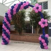 Prestation d'une belle arche en ballons avec fleurs décoratives REF/PES-322