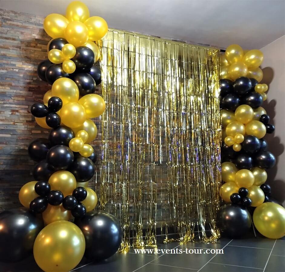 Decoration ballon latex organique noir dore or avec rideau pour stand photo
