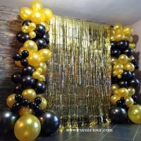Decoration ballon latex organique noir dore or avec rideau pour stand photo