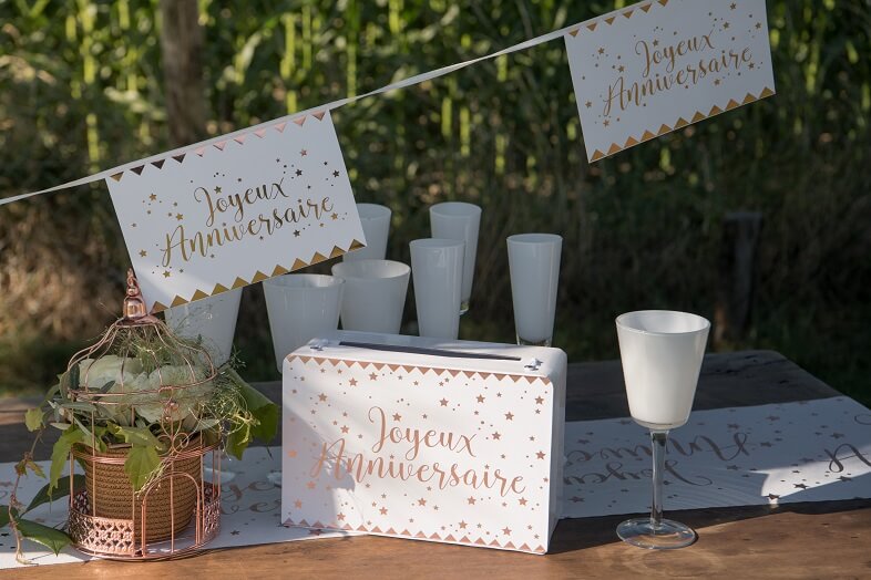 Decoration banderole joyeux anniversaire blanche et doree