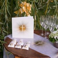 Decoration blanche et doree communion avec livre dor croix